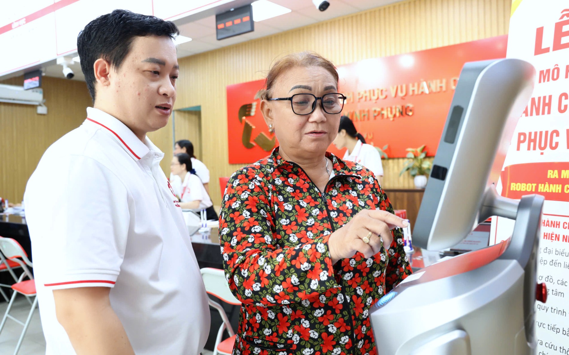 Robot AI tại Trung tâm Phục vụ hành chính công phường Minh Phụng (TP Hồ Chí Minh) hỗ trợ người dân tra cứu thủ tục hành chính, tương tác bằng giọng nói và hướng dẫn đến đúng khu vực giải quyết hồ sơ. (Ảnh: Lưu Niệm/Báo Tin tức và Dân tộc)