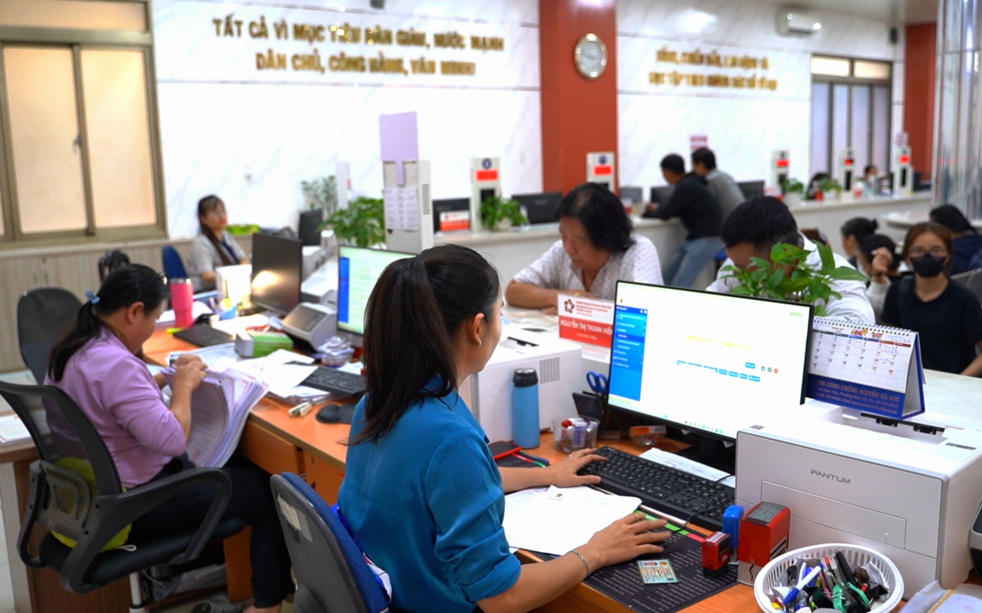 Cán bộ Trung tâm Phục vụ hành chính công phường Tân Bình (TP Hồ Chí Minh) hướng dẫn, hỗ trợ người dân thực hiện thủ tục hành chính. (Ảnh: Lưu Niệm/Báo Tin tức và Dân tộc)