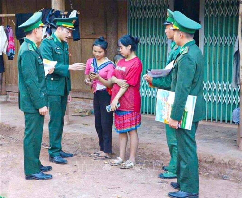 Tổ truyền thông số của Đồn Biên phòng Nậm Nhừ thường xuyên xuống từng bản hướng dẫn người dân cài đặt và sử dụng ứng dụng VNeID, tạo hòm thư điện tử, quét mã QR, tiếp cận dịch vụ công trực tuyến và các nền tảng số thiết yếu. (Ảnh: TTXVN phát)