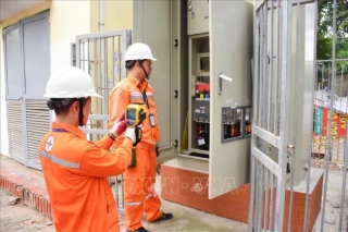 Công nhân EVNHANOI kiểm tra tủ điện nhằm phát hiện sớn các nguy cơ phát sinh sự cố thông qua thiết bị đo nhiệt. (Ảnh: Quốc Lũy/TTXVN)