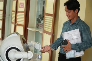 Người dân tương tác với robot tại Trung tâm Phục vụ Hành chính công phường Sài Gòn. (Ảnh: Hữu Duyên/TTXVN)
