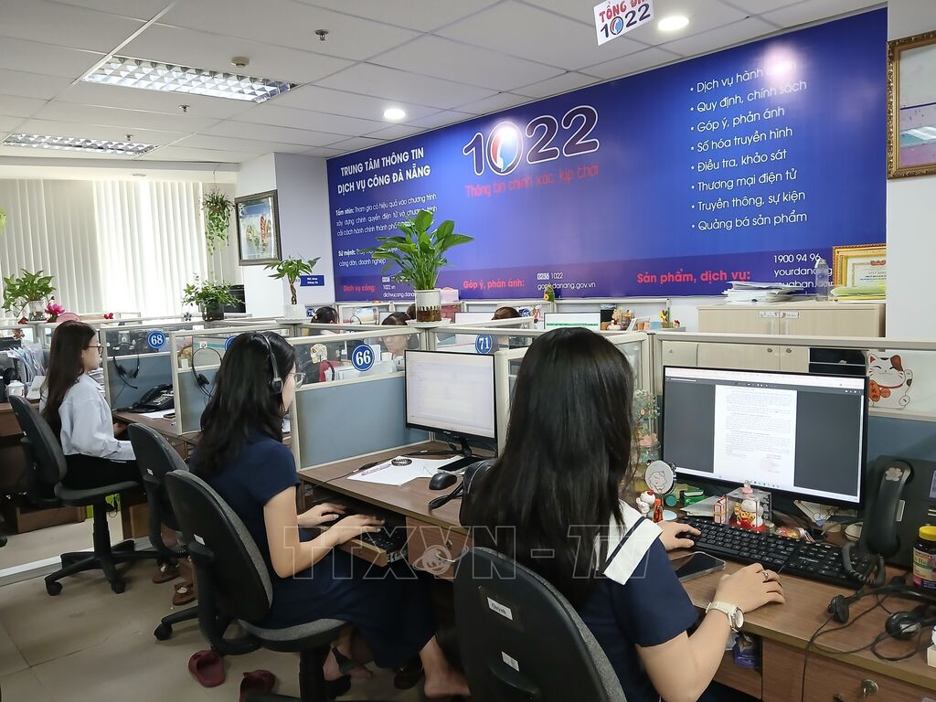 Các doanh nghiệp tại thành phố Đà Nẵng sẽ được hỗ trợ thông qua Tổng đài 1022 và Cổng góp ý Đà Nẵng để dễ dàng tiếp cận thông tin, được hướng dẫn, giải đáp về thủ tục hành chính, cơ chế, chính sách, hỗ trợ tiếp cận dịch vụ công trực tuyến và các nền tảng số. (Ảnh: Mỹ Hà - TTXVN) Các doanh nghiệp tại thành phố Đà Nẵng sẽ được hỗ trợ thông qua Tổng đài 1022 và Cổng góp ý Đà Nẵng để dễ dàng tiếp cận thông tin, được hướng dẫn, giải đáp về thủ tục hành chính, cơ chế, chính sách, hỗ trợ tiếp cận dịch vụ công trực tuyến và các nền tảng số. (Ảnh: Mỹ Hà - TTXVN)