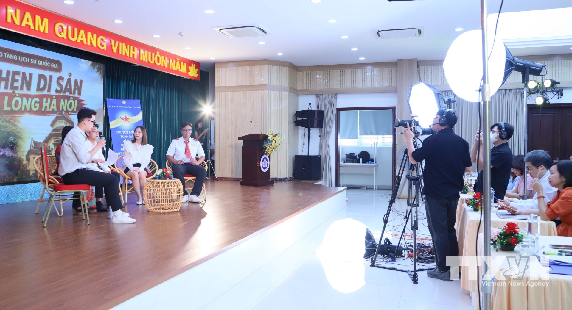 Livestream giới thiệu các sản phẩm du lịch văn hóa gắn với di sản, văn hóa kiến trúc trên địa bàn phường Cửa Nam (Hà Nội). (Ảnh: Nguyễn Cúc - TTXVN) Livestream giới thiệu các sản phẩm du lịch văn hóa gắn với di sản, văn hóa kiến trúc trên địa bàn phường Cửa Nam (Hà Nội). (Ảnh: Nguyễn Cúc - TTXVN)