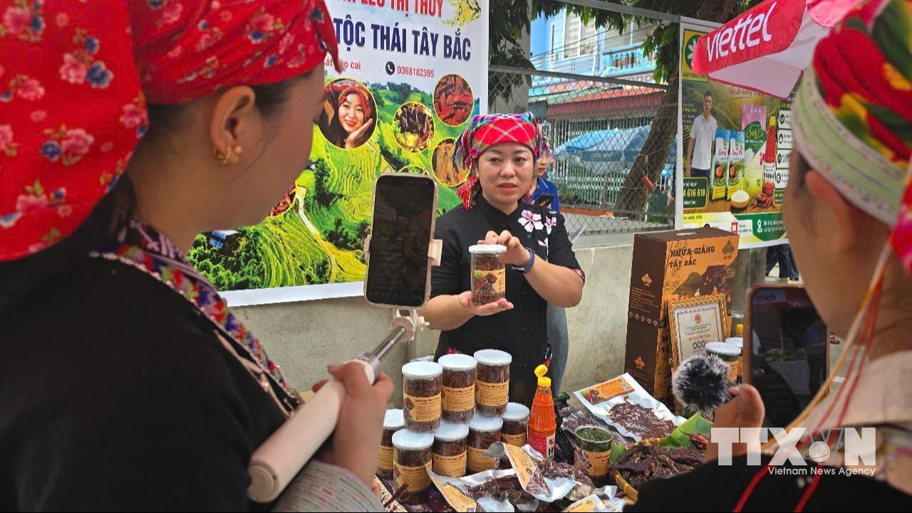 Mô hình "Thôn số" tại thôn 4, xã biên giới Bát Xát được cụ thể hóa  từ chủ trương chuyển đổi số, đổi mới phương thức quản trị xã hội, phục vụ nhân dân ngày càng tốt hơn của chính quyền địa phương. (Ảnh: Hương Thu/ TTXVN)
