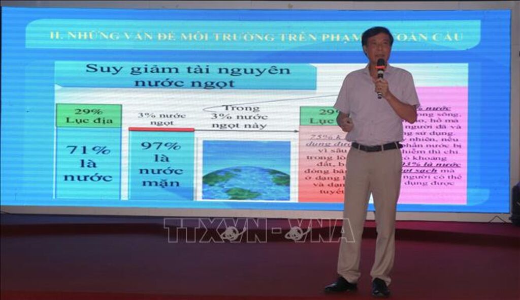 Đại diện Vụ Khoa học công nghệ, đào tạo và môi trường trình bày về những vấn đề môi trường trên phạm vi toàn cầu. (Ảnh: Nguyễn Hằng /TTXVN) Đại diện Vụ Khoa học công nghệ, đào tạo và môi trường trình bày về những vấn đề môi trường trên phạm vi toàn cầu. (Ảnh: Nguyễn Hằng /TTXVN)