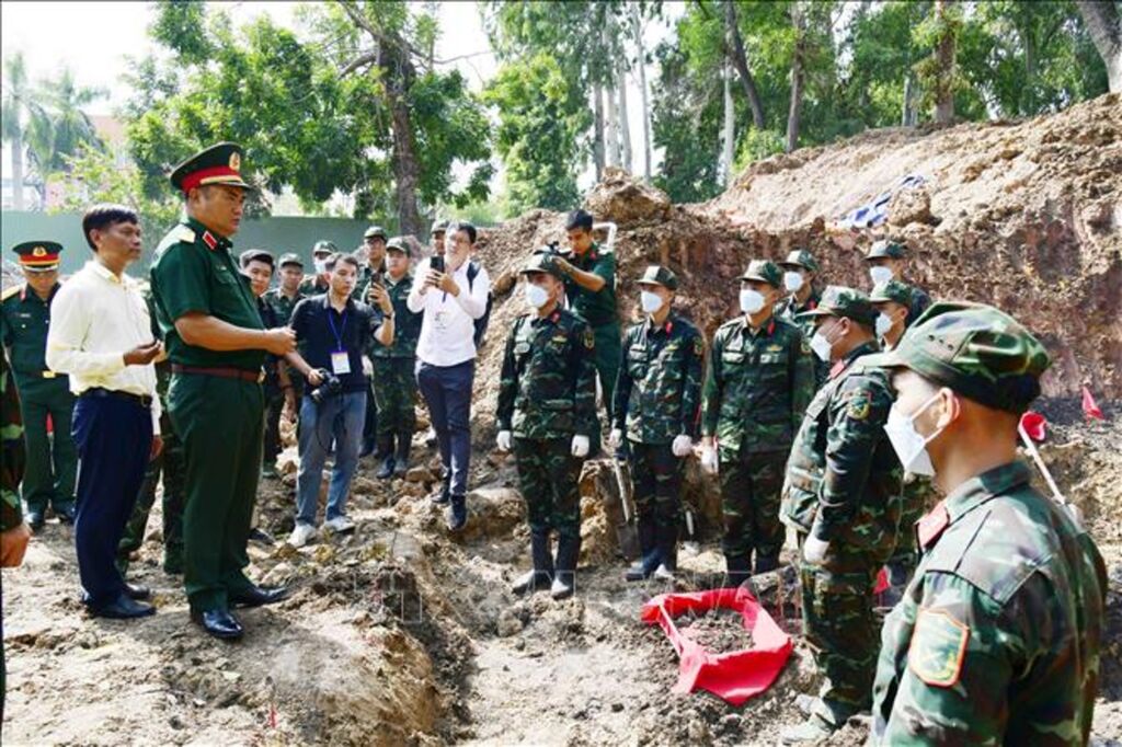 Trung tướng Lê Xuân Thế, Tư lệnh Quân khu 7 trực tiếp kiểm tra hoạt động tìm kiếm, khai quật, quy tập hài cốt liệt sĩ tại khu B, Công viên Lê Thị Riêng. (Ảnh: Xuân Khu /TTXVN) Trung tướng Lê Xuân Thế, Tư lệnh Quân khu 7 trực tiếp kiểm tra hoạt động tìm kiếm, khai quật, quy tập hài cốt liệt sĩ tại khu B, Công viên Lê Thị Riêng. (Ảnh: Xuân Khu /TTXVN)