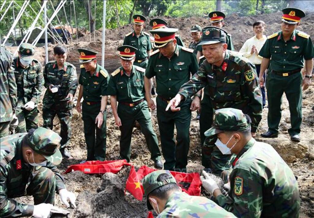 Trung tướng Lê Xuân Thế, Tư lệnh Quân khu 7 cùng đoàn đại biểu Đảng ủy, Bộ Tư lệnh Quân khu 7 kiểm tra hiện trường tìm kiếm, khai quật, quy tập hài cốt liệt sĩ tại khu B, Công viên Lê Thị Riêng. (Ảnh: Xuân Khu /TTXVN) Trung tướng Lê Xuân Thế, Tư lệnh Quân khu 7 cùng đoàn đại biểu Đảng ủy, Bộ Tư lệnh Quân khu 7 kiểm tra hiện trường tìm kiếm, khai quật, quy tập hài cốt liệt sĩ tại khu B, Công viên Lê Thị Riêng. (Ảnh: Xuân Khu /TTXVN)