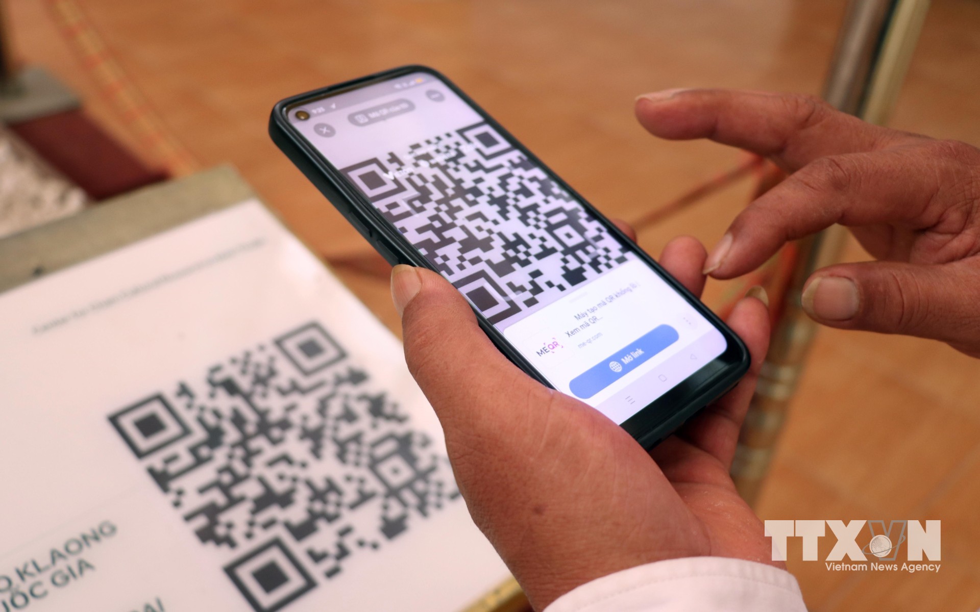 Du khách sử dụng điện thoại quét mã QR Code di sản văn hóa vật thể tại Bảo tàng tỉnh Khánh Hòa. (Ảnh: Công Thử/TTXVN)