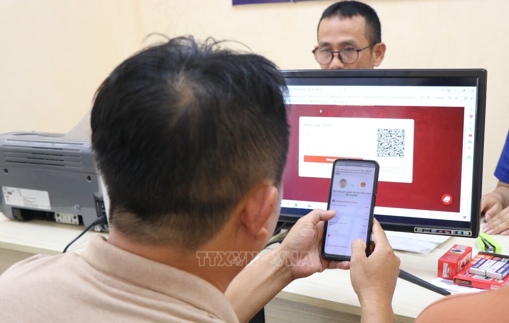 Người dân thực hiện thủ tục hành chính tại Nhà văn hóa số tổ dân phố Cự Lại, phường Thuận An, thành phố Huế. (Ảnh: Văn Dũng/TTXVN). Người dân thực hiện thủ tục hành chính tại Nhà văn hóa số tổ dân phố Cự Lại, phường Thuận An, thành phố Huế. (Ảnh: Văn Dũng/TTXVN).