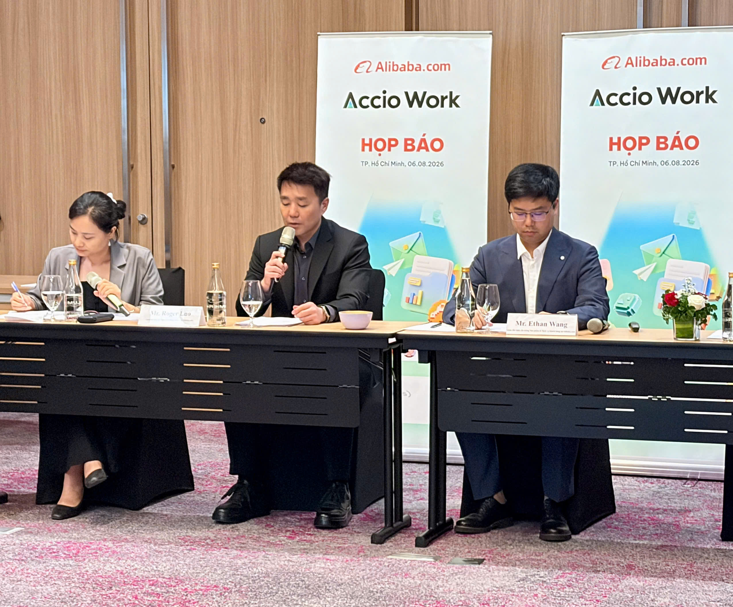 Ông Roger Luo, Giám đốc khu vực Nam Á và Đông Nam Á của Alibaba.com chia sẻ thông tin trong phiên họp báo. (Ảnh: Hải Yên/Báo Tin tức và Dân tộc)