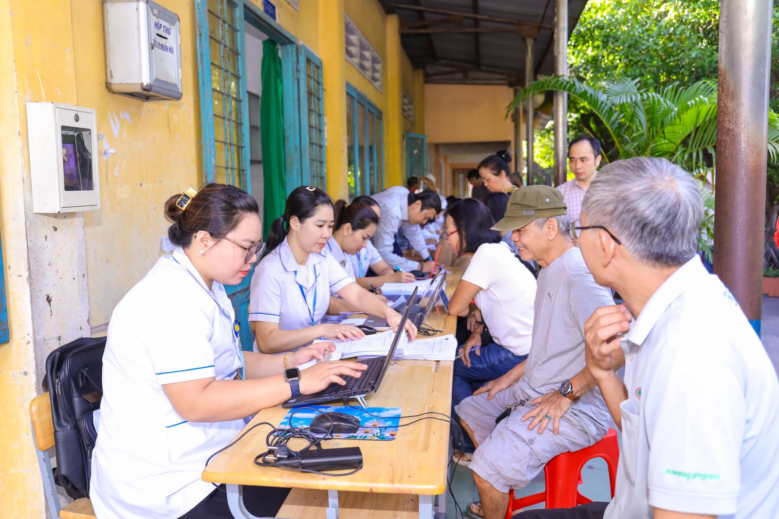 Nhân viên Bệnh viện Đa khoa Xuyên Á cập nhật thông tin vào hồ sơ sức khỏe điện tử cho người dân ngay tại điểm khám sức khỏe lưu động tại xã Củ Chi trong chương trình khám sức khỏe toàn dân. (Ảnh: Đan Phương/Báo Tin tức và Dân tộc)