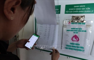 Ứng dụng quản lý tính dụng chính sách được Tổ trưởng tổ TK&VV sử dụng trong buổi giao dịch xã tại Ea Súp, Đắk Lắk. (Ảnh: Trần Việt/TTXVN)