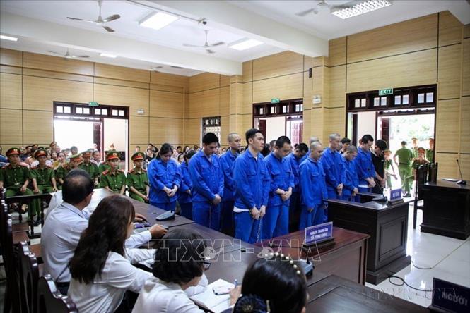 Tòa án nhân dân tỉnh Tây Ninh xét xử sơ thẩm đối với 25 bị cáo về tội “Sử dụng mạng máy tính, mạng viễn thông, phương tiện điện tử thực hiện hành vi chiếm đoạt tài sản. (Ảnh: Quý Trung/TTXVN)