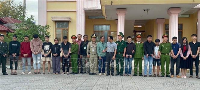 Các hình thức lừa đảo trên không gian mạng phổ biến hiện nay: Lừa đảo qua website, ứng dụng giả mạo; lừa đảo qua email; giả mạo mail cơ quan chức năng, tổ chức; lừa đảo qua mạng xã hội.... Trong ảnh: 12 đối tượng người Việt Nam lừa đảo qua mạng bị Công an tỉnh Lai Châu bị bắt giữ tại Campuchia (2024). (Ảnh: Quý Trung/TTXVN)