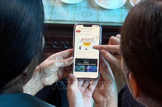 Mô hình “Dân vận khéo 1+10” giúp nhiều hộ dân tại Hưng Yên có thêm kiến thức, cảnh giác trước những thông tin xấu độc, thoát được bẫy lừa đảo qua mạng. (Ảnh: Thế Duyệt/TTXVN)