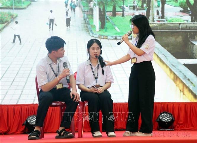 Tiểu phẩm, tình huống về thủ đoạn lừa đảo trên không gian mạng do học sinh Trường THPT Chuyên Võ Nguyên Giáp dàn dựng, diễn xuất tại Chiến dịch “Không một mình - Cùng nhau an toàn trực tuyến”. (Ảnh: Tá Chuyên/TTXVN)