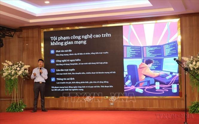 Đại diện Công an tỉnh Tuyên Quang thông tin các phương thức, thủ đoạn lợi dụng hội, nhóm để đăng tải thông tin liên quan đến trật tự an toàn xã hội tại tọa đàm “Tuyên truyền pháp luật đối với các KOLs (người có sức ảnh hưởng), quản trị viên trang, kênh, hội, nhóm trên không gian mạng”. (Ảnh: Hoàng Hải/TTXVN)