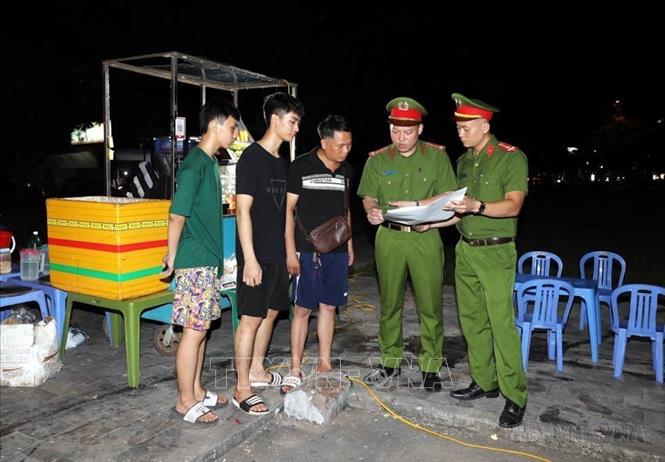 Để nâng cao cảnh giác, phòng ngừa có hiệu quả đối với tội phạm lừa đảo chiếm đoạt tài sản trên không gian mạng, Công an phường Nam Định ((Ninh Bình) triển khai công tác tuyên truyền trực tiếp đến người dân vào các buổi sáng sớm và tối hàng ngày. (Ảnh: Thái Thuần/TTXVN)