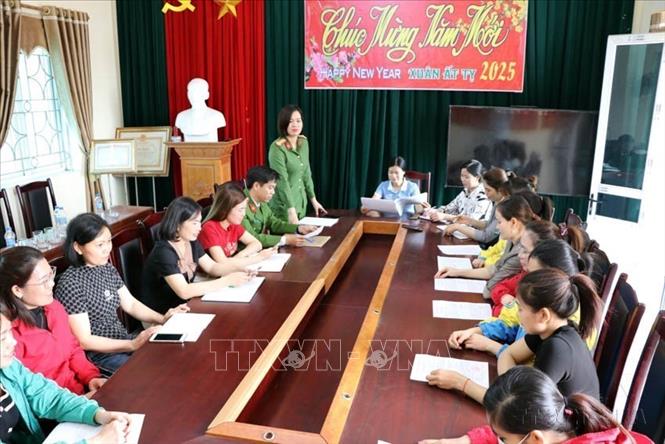 Hội phụ nữ phường Kinh Môn (Hải Phòng) phối hợp với lực lượng công an trao đổi các hình thức lừa đảo trên mạng cho hội viên. (Ảnh: Mạnh Tú/TTXVN)
