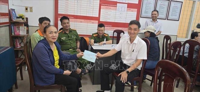 Công an phường Cẩm Lệ (TP.Đà Nẵng) phối hợp với chi nhánh Ngân hàng Nông nghiệp và Phát triển nông thôn phát hiện và ngăn chặn kịp thời vụ việc bà V. T. P (68 tuổi, trú phường Cẩm Lệ) đến chuyển 300 triệu đồng cho đối tượng giả danh Công an lừa đảo trên không gian mạng. (Ảnh: TTXVN phát)