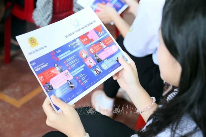 Phòng chống tội phạm lợi dụng không gian mạng không chỉ là nhiệm vụ riêng của lực lượng công an, mà cần có sự tham gia, huy động sức mạnh, sự phối hợp của các bộ, ngành, cơ quan, doanh nghiệp và người dân. Trong ảnh: Học sinh tiếp thu các kiến thức, kỹ năng nhận diện các nguy cơ, rủi ro trên không gian mạng từ Chiến dịch “Không một mình - Cùng nhau an toàn trực tuyến”. (Ảnh: Tá Chuyên/TTXVN)