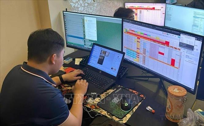 Các đối tượng sử dụng thiết bị điện tử, để hoạt động vi phạm pháp luật trên không gian mạng, bị Công an thành phố Đà Nẵng triệt phá. (Ảnh: TTXVN phát)