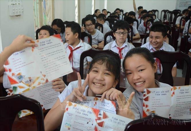 Chương trình “Nói không với Fake News” tại thành phố Đà Nẵng, dành cho 100 em học sinh lớp 5, với chủ đề “Cách tránh bị lừa đảo trên mạng xã hội”. Đây dự án tuyên truyền Fake News với học sinh đầu tiên trên thế giới do Thông tấn xã Việt Nam tổ chức. (Ảnh: Võ Văn Dũng/TTXVN)