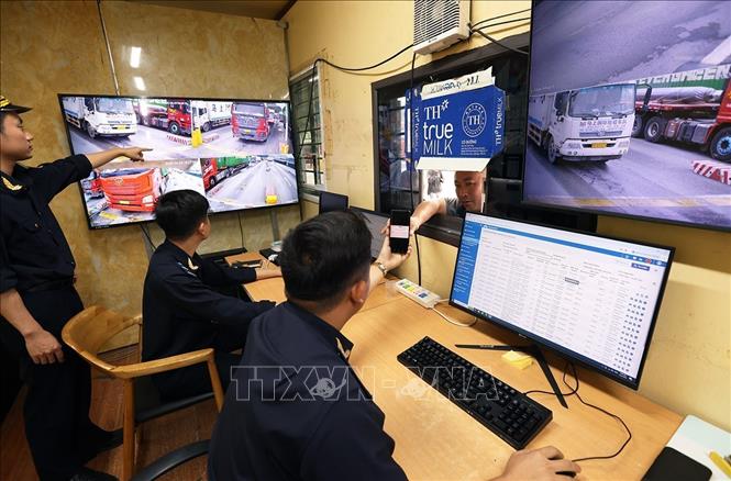 Lực lượng Hải quan kiểm soát phương tiện và hàng hoá nhập khẩu tại Cửa khẩu Quốc tế Hữu Nghị, tỉnh Lạng Sơn. (Ảnh: Vũ Sinh/TTXVN)