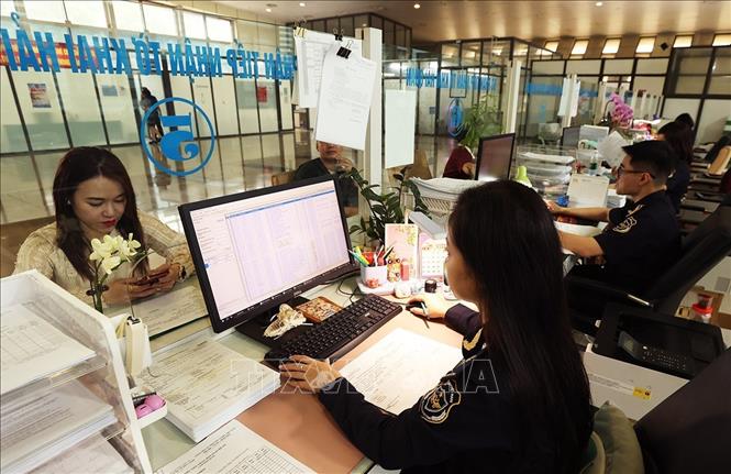 Lực lượng Hải quan làm thủ tục thông quan hàng hoá xuất nhập khẩu tại Cửa khẩu Quốc tế Hữu Nghị, tỉnh Lạng Sơn. (Ảnh: Vũ Sinh/TTXVN)