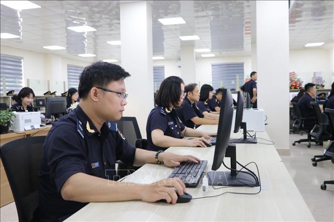 Cán bộ, công chức đội Thông quan, Chi cục Hải quan khu vực III tiếp nhận, xử lý tờ khai của doanh nghiệp tại Đội Thông quan. (Ảnh: Mạnh Tú/TTXVN)