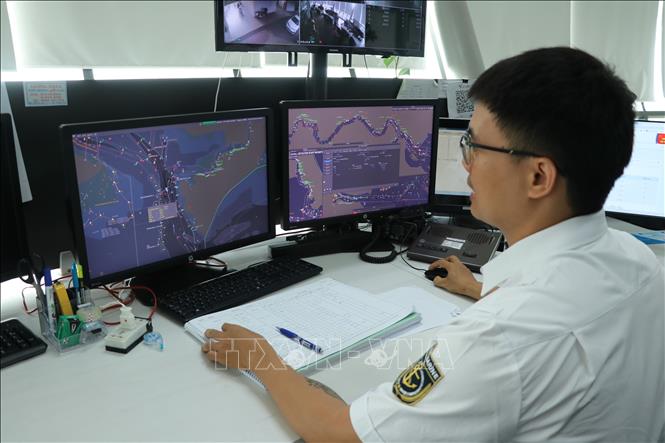 Nhân viên điều phối tại Trung tâm giám sát, hỗ trợ và điều phối giao thông hàng hải (Trung tâm VTS). (Ảnh: Đoàn Mạnh Dương/TTXVN)