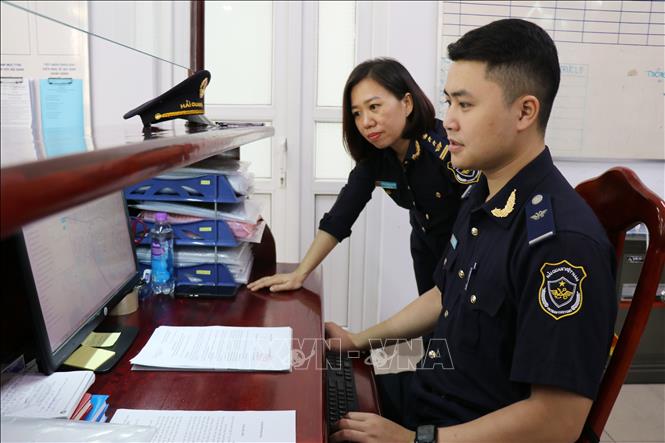 Hải quan cửa khẩu cảng Nha Trang (Chi cục Hải quan khu vực XIII) thực hiện thủ tục hải quan trực tuyến cho doanh nghiệp. (Ảnh: Nguyễn Thành/TTXVN)