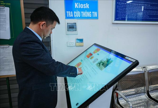 Các ki-ốt thông minh được bố trí tại khu vực cửa khẩu, giúp người dân và doanh nghiệp dễ dàng tra cứu thông tin, hướng dẫn thủ tục hành chính, theo dõi quy trình xử lý hồ sơ, qua đó góp phần nâng cao hiệu quả phục vụ và thúc đẩy chuyển đổi số trong hoạt động cửa khẩu. (Ảnh: Hoàng Hiếu/TTXVN)