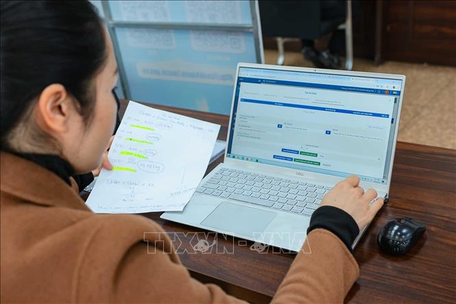 Việc doanh nghiệp thực hiện khai tờ khai trực tuyến góp phần rút ngắn thời gian làm thủ tục, giảm chi phí và nâng cao tính minh bạch trong hoạt động xuất nhập khẩu. (Ảnh: Hoàng Hiếu/TTXVN)