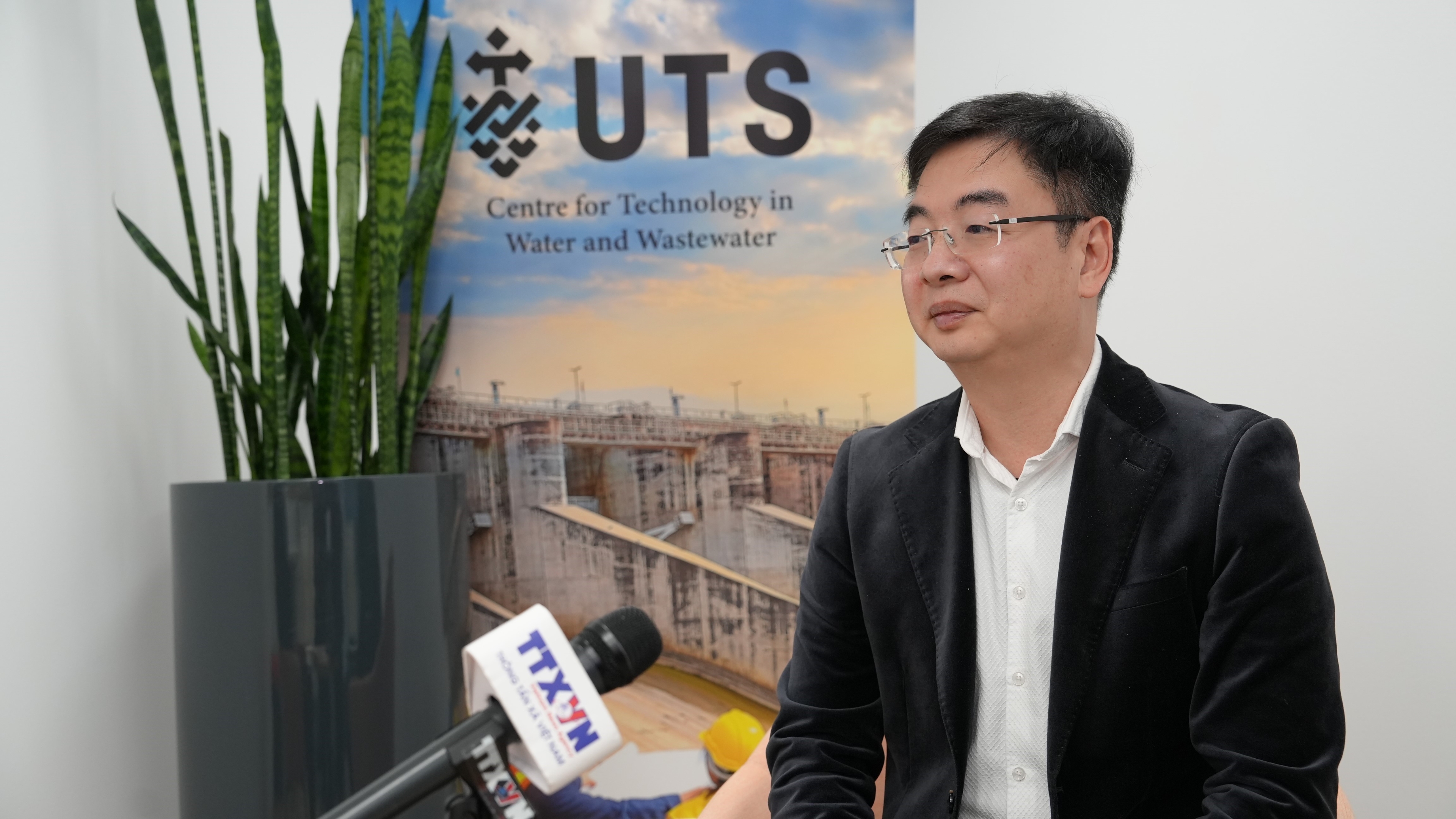 Giáo sư Nghiêm Đức Long, Giám đốc Trung tâm Môi trường và Nước thuộc Đại học Công nghệ Sydney (UTS), Chủ tịch Hội Trí thức và Chuyên gia Việt Nam tại Australia (VASEA). (Ảnh: Trung Trang/TTXVN) Giáo sư Nghiêm Đức Long, Giám đốc Trung tâm Môi trường và Nước thuộc Đại học Công nghệ Sydney (UTS), Chủ tịch Hội Trí thức và Chuyên gia Việt Nam tại Australia (VASEA). (Ảnh: Trung Trang/TTXVN)