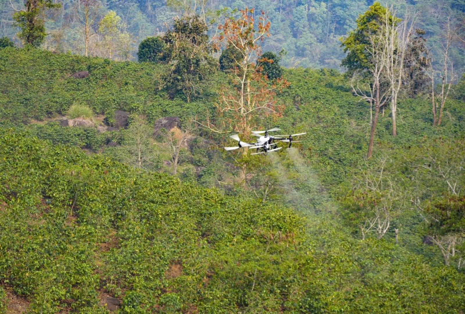Thử nghiệm ứng dụng UAV trong nông nghiệp tại Điện Biên và ghi nhận nhiều kết quả tích cực. (Ảnh: TTXVN) Thử nghiệm ứng dụng UAV trong nông nghiệp tại Điện Biên và ghi nhận nhiều kết quả tích cực. (Ảnh: TTXVN)