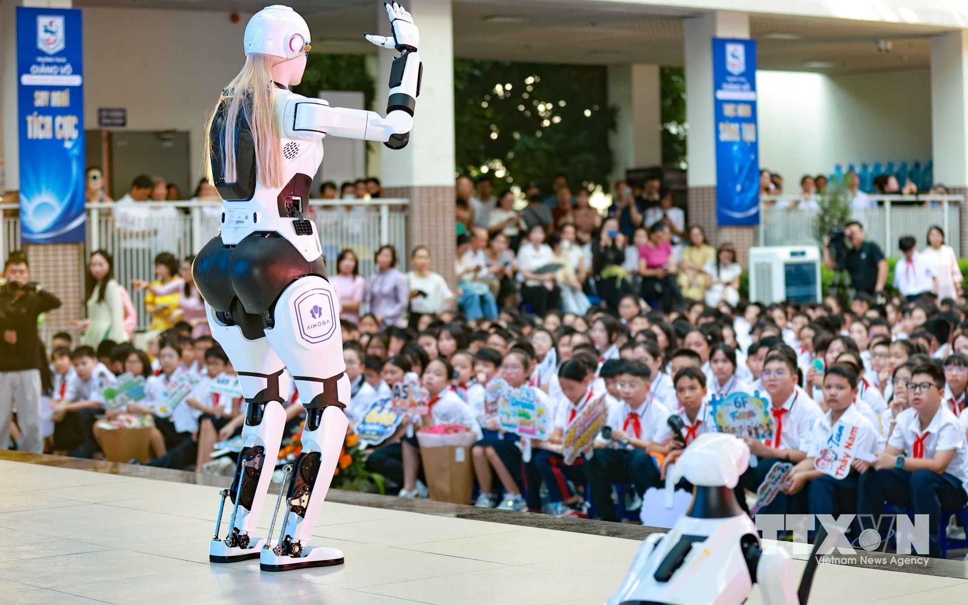 Những màn trình diễn hấp dẫn và những tương tác thú vị với robot giúp học sinh có thêm niềm yêu thích với khoa học, công nghệ và luôn giữ cho mình tinh thần ham học hỏi, khám phá những điều mới mẻ. (Ảnh: Thanh Tùng/TTXVN)