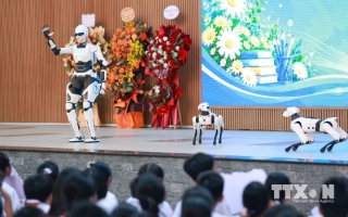 Sáng 10/8/2026, trường THCS Giảng Võ tổ chức chương trình "Chào đón học sinh khối 6 năm học 2026 - 2027" với màn giao lưu đặc biệt cùng robot thông minh mà trường được tập đoàn GELEXIMCO trao quyền sở hữu trong ngày hôm nay, cũng là trường học đầu tiên của Thủ đô Hà Nội được Robot AI hình người "AIMOGA" đến thăm.
