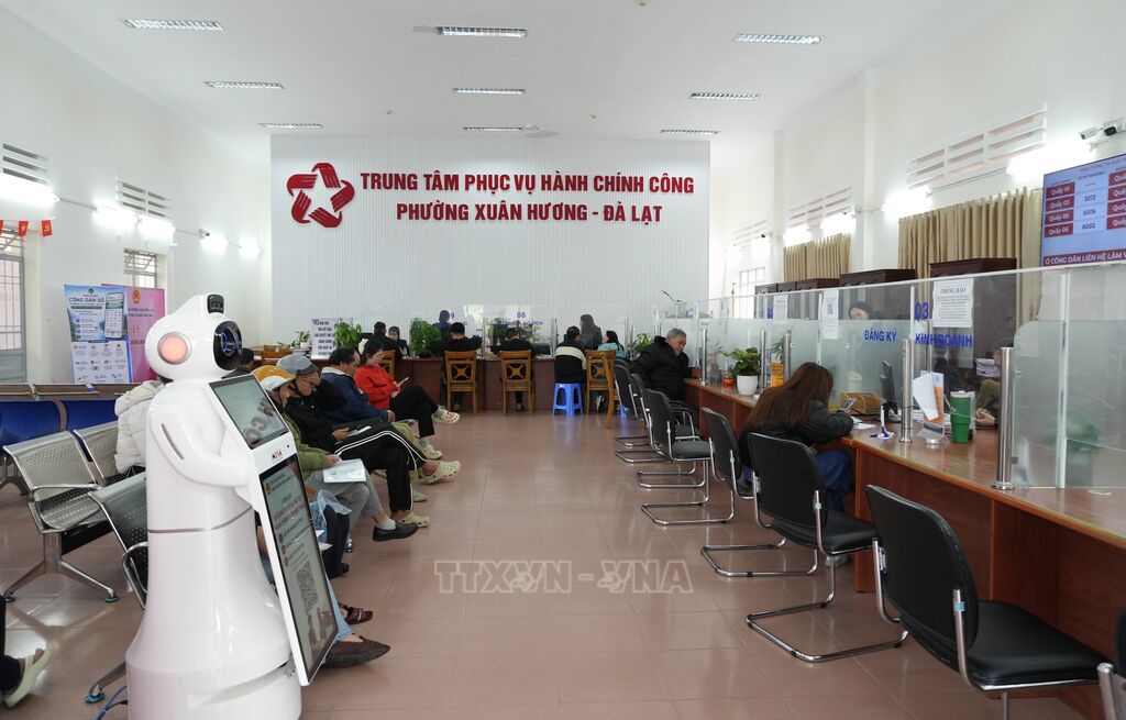 Robot AI được đặt ngay sảnh chính của Trung tâm phục vụ hành chính công phường Xuân Hương – Đà Lạt giúp người dân dễ dàng sử dụng. (Ảnh: Nguyễn Dũng/TTXVN) Robot AI được đặt ngay sảnh chính của Trung tâm phục vụ hành chính công phường Xuân Hương – Đà Lạt giúp người dân dễ dàng sử dụng. (Ảnh: Nguyễn Dũng/TTXVN)