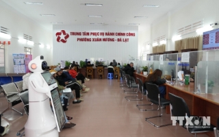 Việc đưa vào vận hành robot thông minh tích hợp trí tuệ nhân tạo (AI) để hướng dẫn người dân làm thủ tục hành chính tại Trung tâm phục vụ hành chính công đã giúp “giảm tải” đáng kể cho cán bộ và người dân khi đến làm thủ tục. Với trí thông minh nhân tạo và hệ thống chạy 24/7 không biết mệt mỏi, robot có thể giải đáp hàng trăm lượt tư vấn đối với người dân đến làm thủ tục hành chính.