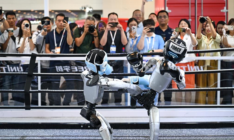 Màn trình diễn đấm bốc của robot hình người do Unitree Robotics sản xuất tại Triển lãm Trí tuệ Thế giới 2026 ở Thiên Tân, Trung Quốc. (Ảnh: Tân Hoa Xã) Màn trình diễn đấm bốc của robot hình người do Unitree Robotics sản xuất tại Triển lãm Trí tuệ Thế giới 2026 ở Thiên Tân, Trung Quốc. (Ảnh: Tân Hoa Xã)