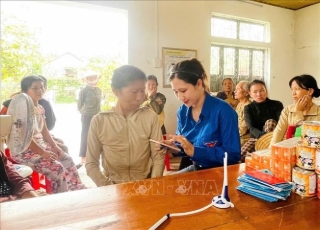 Tại buổi tuyên truyền của “Đại sứ số thanh niên” xã Nam Gianh, từ cài đặt ứng dụng, kích hoạt tài khoản định danh điện tử đến sử dụng dịch vụ công trực tuyến, mọi thắc mắc đều được giải đáp ngay tại chỗ. (Ảnh: Thanh Thuỷ/TTXVN)