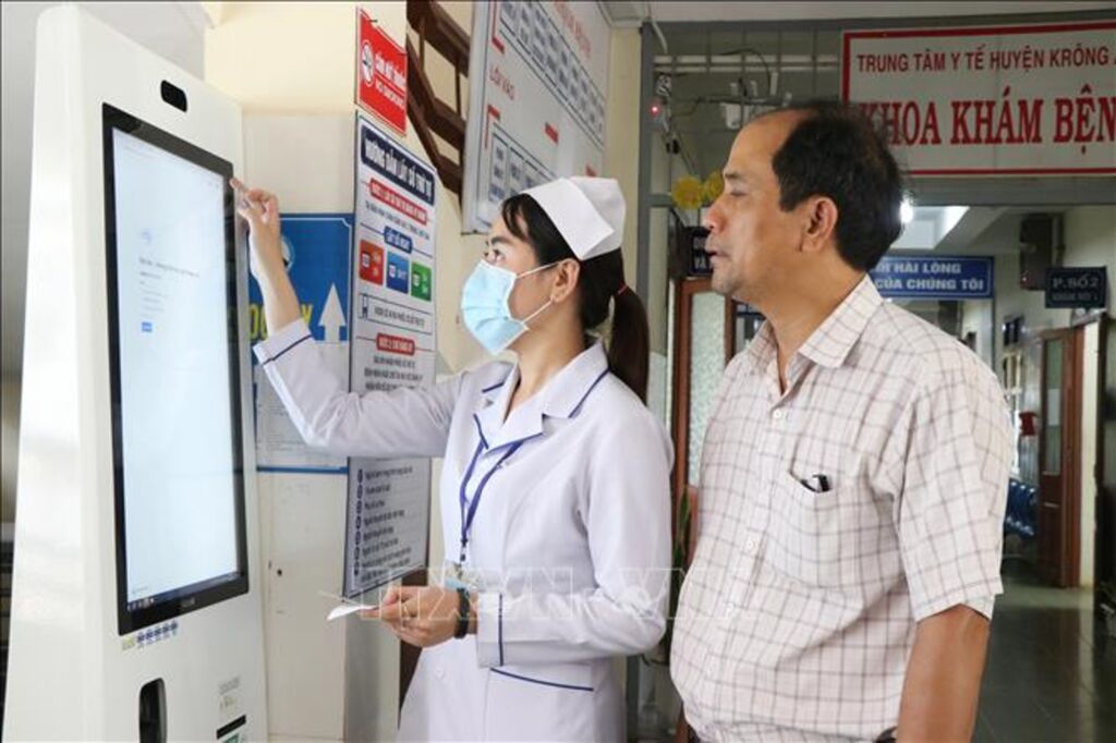 Người dân sử dụng máy kiosk thông minh để đăng ký khám bệnh tại Trung tâm Y tế Krông Ana (tỉnh Đắk Lắk). (Ảnh: Nguyên Dung /TTXVN) Người dân sử dụng máy kiosk thông minh để đăng ký khám bệnh tại Trung tâm Y tế Krông Ana (tỉnh Đắk Lắk). (Ảnh: Nguyên Dung /TTXVN)