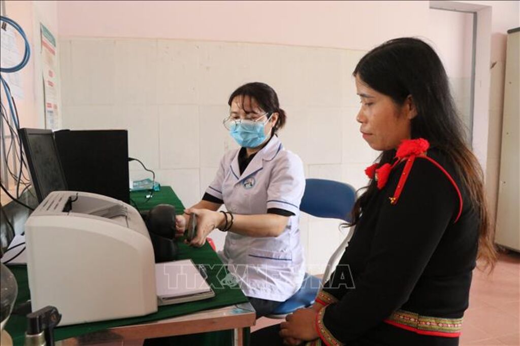 Đồng bào dân tộc thiểu số sử dụng căn cước công dân tích hợp hồ sơ sức khỏe điện tử để khám, chữa bệnh tại Trạm Y tế xã Krông Ana, tỉnh Đắk Lắk. (Ảnh: Nguyên Dung/TTXVN) Đồng bào dân tộc thiểu số sử dụng căn cước công dân tích hợp hồ sơ sức khỏe điện tử để khám, chữa bệnh tại Trạm Y tế xã Krông Ana, tỉnh Đắk Lắk. (Ảnh: Nguyên Dung/TTXVN)