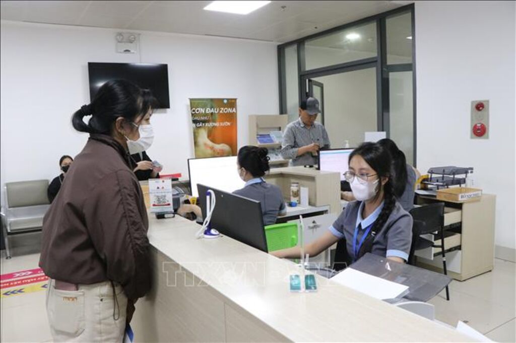 Chuyển đổi số giúp người dân thực hiện các thủ tục khám chữa bệnh nhanh chóng, thuận tiện hơn. (Ảnh: Nguyên Dung/TTXVN) Chuyển đổi số giúp người dân thực hiện các thủ tục khám chữa bệnh nhanh chóng, thuận tiện hơn. (Ảnh: Nguyên Dung/TTXVN)