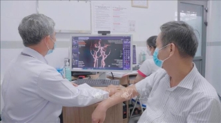 Bệnh nhân dễ dang làm thủ tục khám bệnh bằng phần mềm VNID trực tuyến. (Ảnh: Ánh Tuyết/TTXVN)