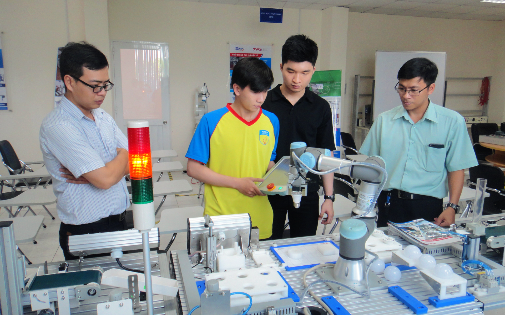 Chính sách thu hút nhân lực chất lượng cao của TP Hồ Chí Minh quy định mức thưởng tối đa 1 tỷ đồng/người đối với người có tài năng đặc biệt theo công trạng. (Ảnh: Lưu Niệm/Báo Tin tức và Dân tộc) Media