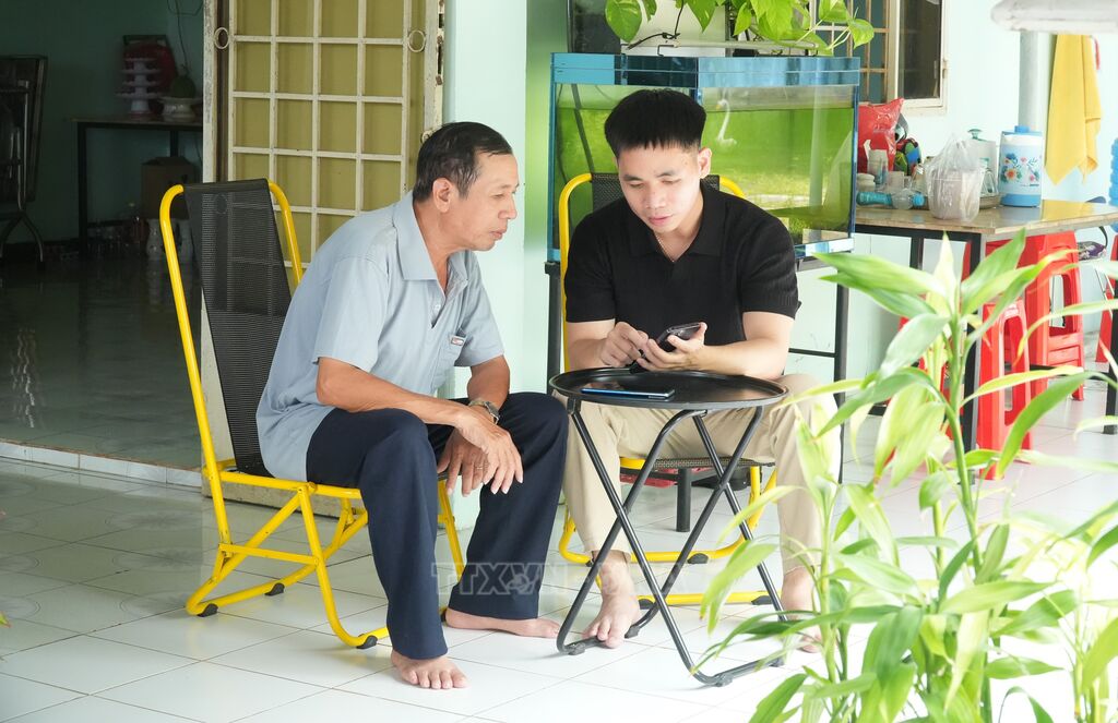 Các thành viên Tổ công nghệ số cộng đồng hướng dẫn người dân thực hiện dịch vụ công trực tuyến. (Ảnh: Hữu Duyên/TTXVN) Các thành viên Tổ công nghệ số cộng đồng hướng dẫn người dân thực hiện dịch vụ công trực tuyến. (Ảnh: Hữu Duyên/TTXVN)