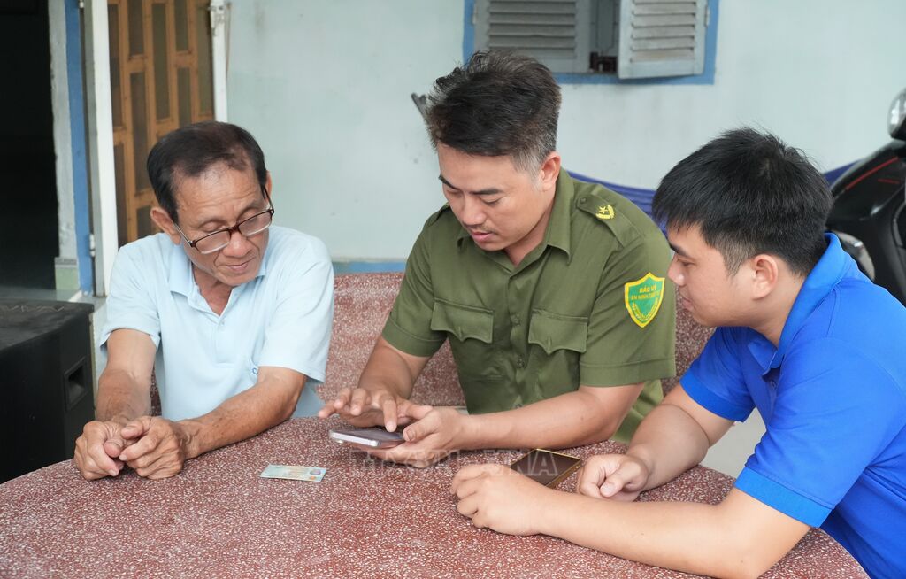 Lực lượng tại chỗ được duy trì như một “điểm tựa số”, hỗ trợ khi người dân gặp một thủ tục mới, một ứng dụng mới hay một nguy cơ mới trên môi trường mạng. (Ảnh: Hữu Duyên/TTXVN) Lực lượng tại chỗ được duy trì như một “điểm tựa số”, hỗ trợ khi người dân gặp một thủ tục mới, một ứng dụng mới hay một nguy cơ mới trên môi trường mạng. (Ảnh: Hữu Duyên/TTXVN)