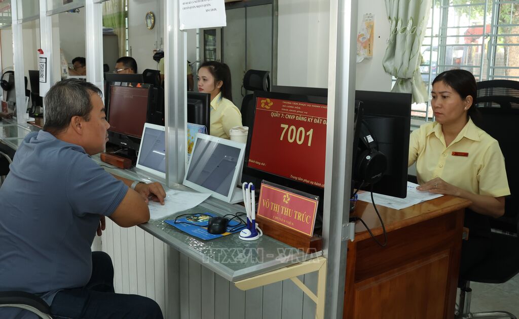 Cán bộ, công chức sử dụng công nghệ mang lại hiệu quả trong công việc. (Ảnh: Hữu Duyên/TTXVN) Cán bộ, công chức sử dụng công nghệ mang lại hiệu quả trong công việc. (Ảnh: Hữu Duyên/TTXVN)